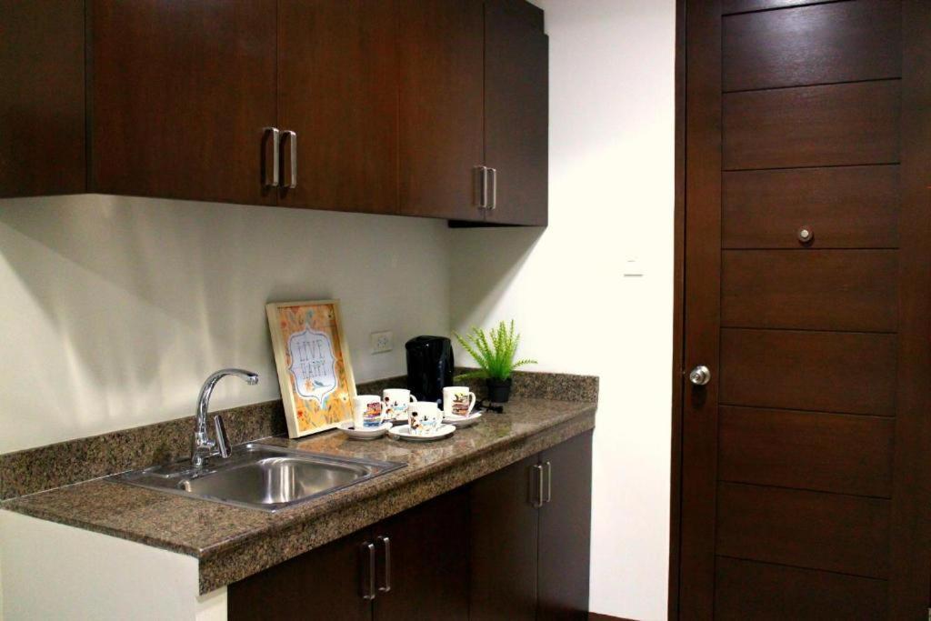 Urban Hostel Pasig City Esterno foto